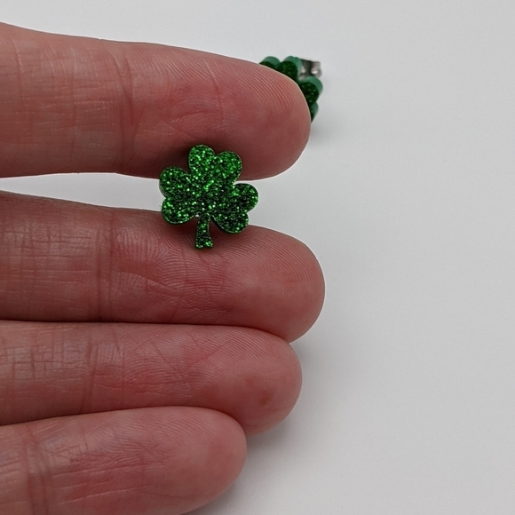 4 leaf clover green acrylic stud earrings - Picture 6 of 8